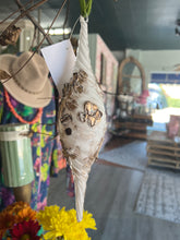 Load image into Gallery viewer, Monochromatic Flower Spindle Ornamant
