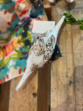 Load image into Gallery viewer, Monochromatic Flower Spindle Ornamant
